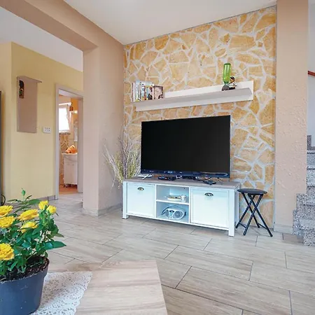 Three-bedroom In Betiga Barbariga