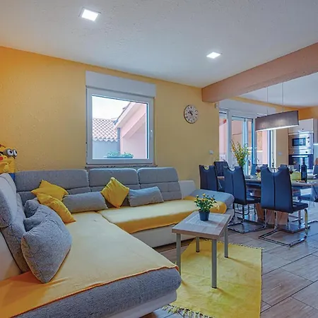 Three-bedroom In Betiga Barbariga