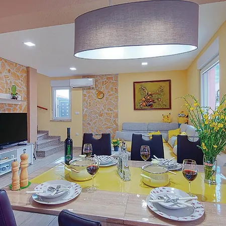 Three-bedroom In Betiga * Barbariga